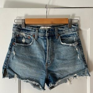 Abercrombie & Fitch- The Mom Short High Rise